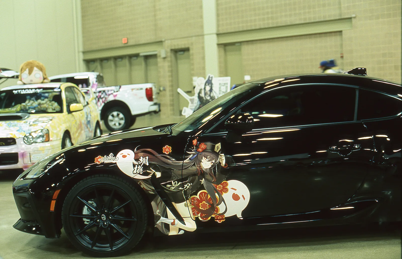 Left side view of Hu Tao itasha at San Japan (54235752652)