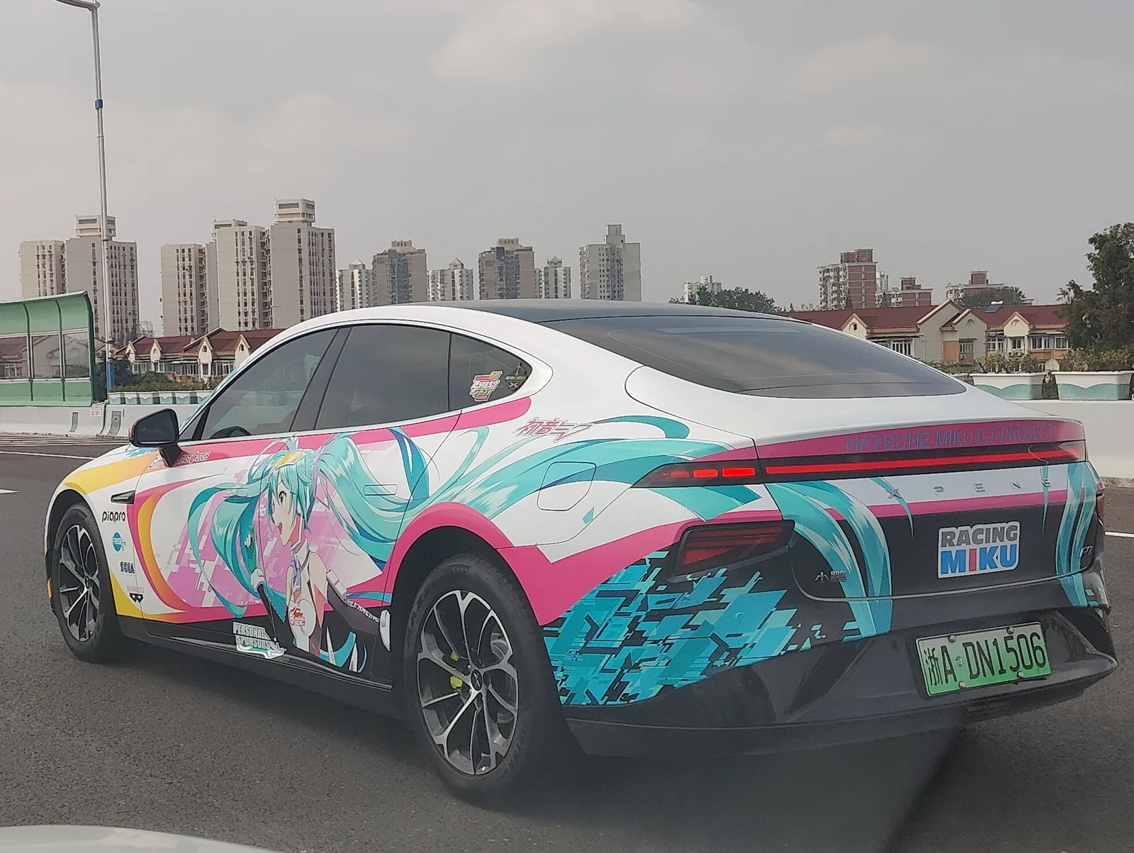 Xpeng P7 in Miku wrap 05