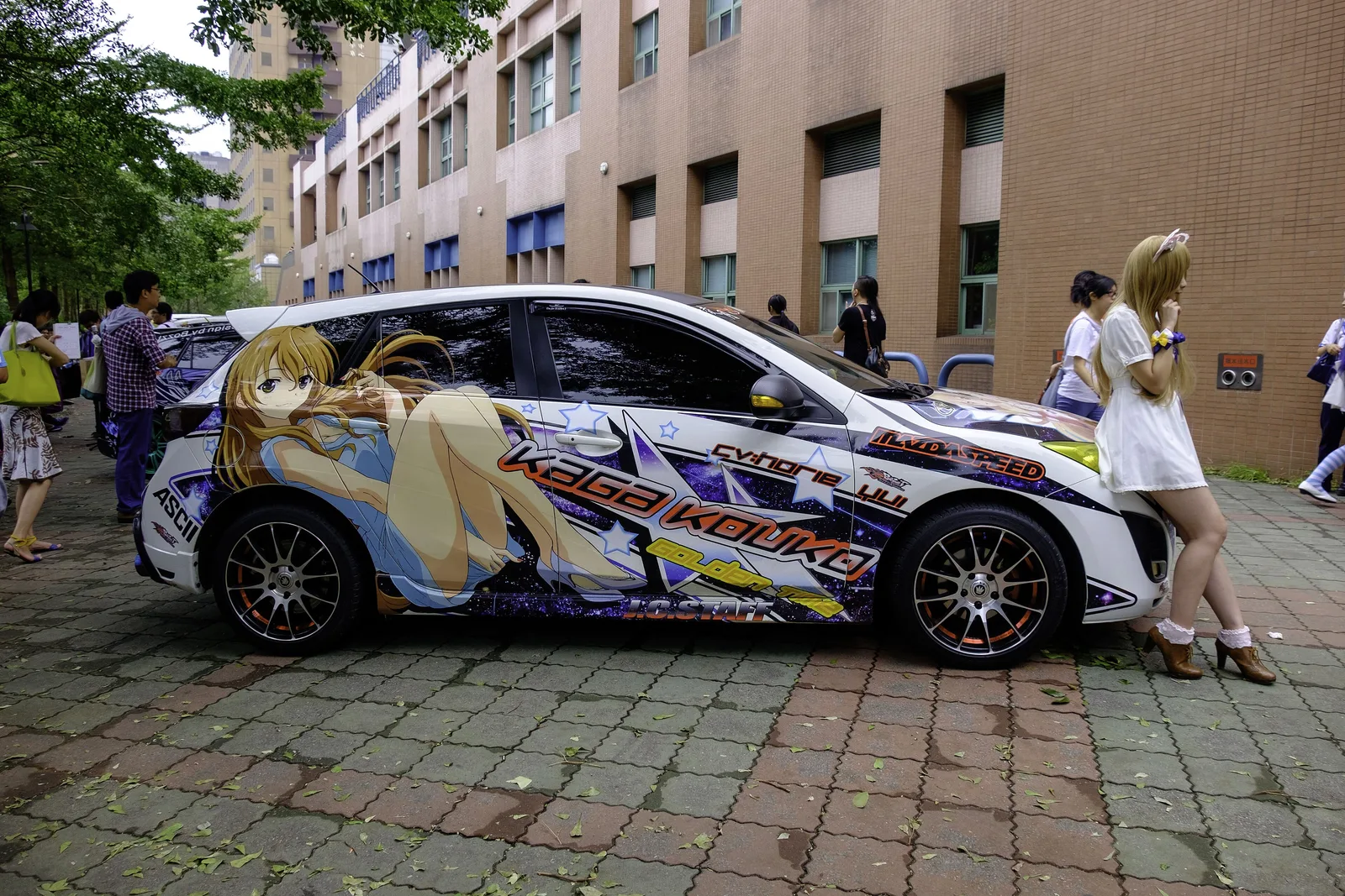 Rurara831 and Kōko Kaga itasha, right side 20150809