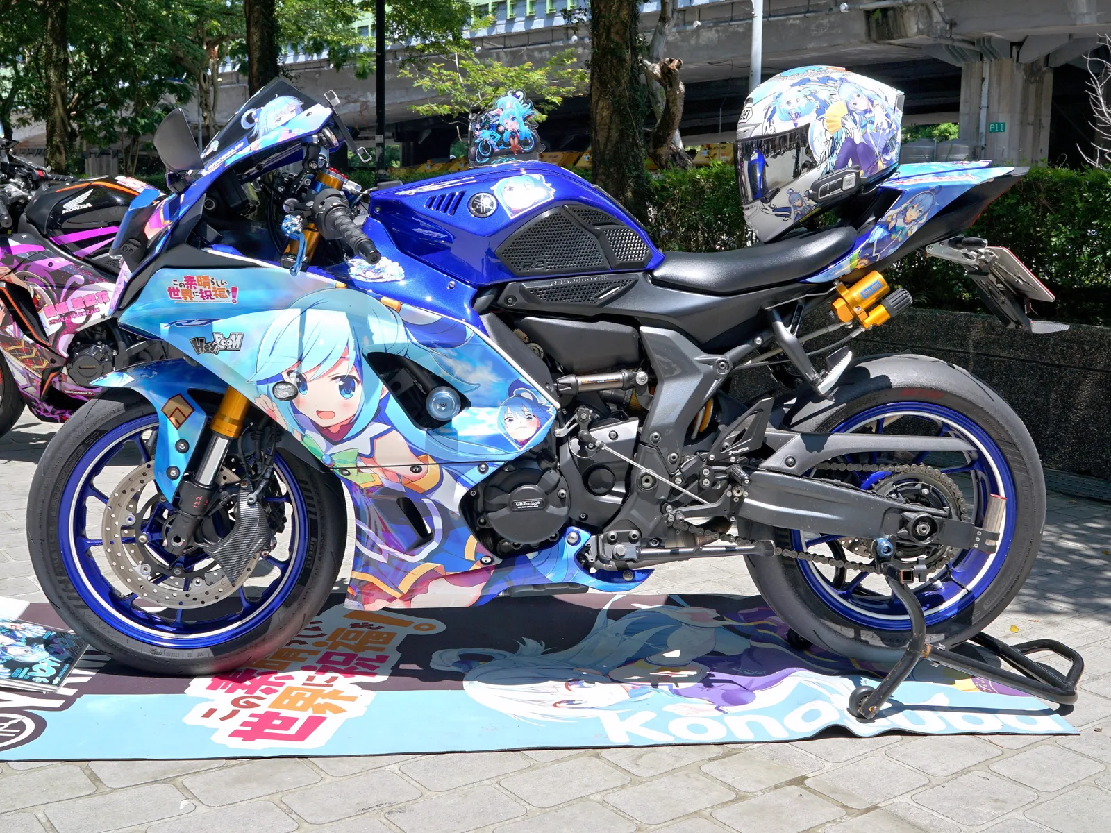 Aqua YZF-R7 itansha left side and Aqua helmet 20240811b