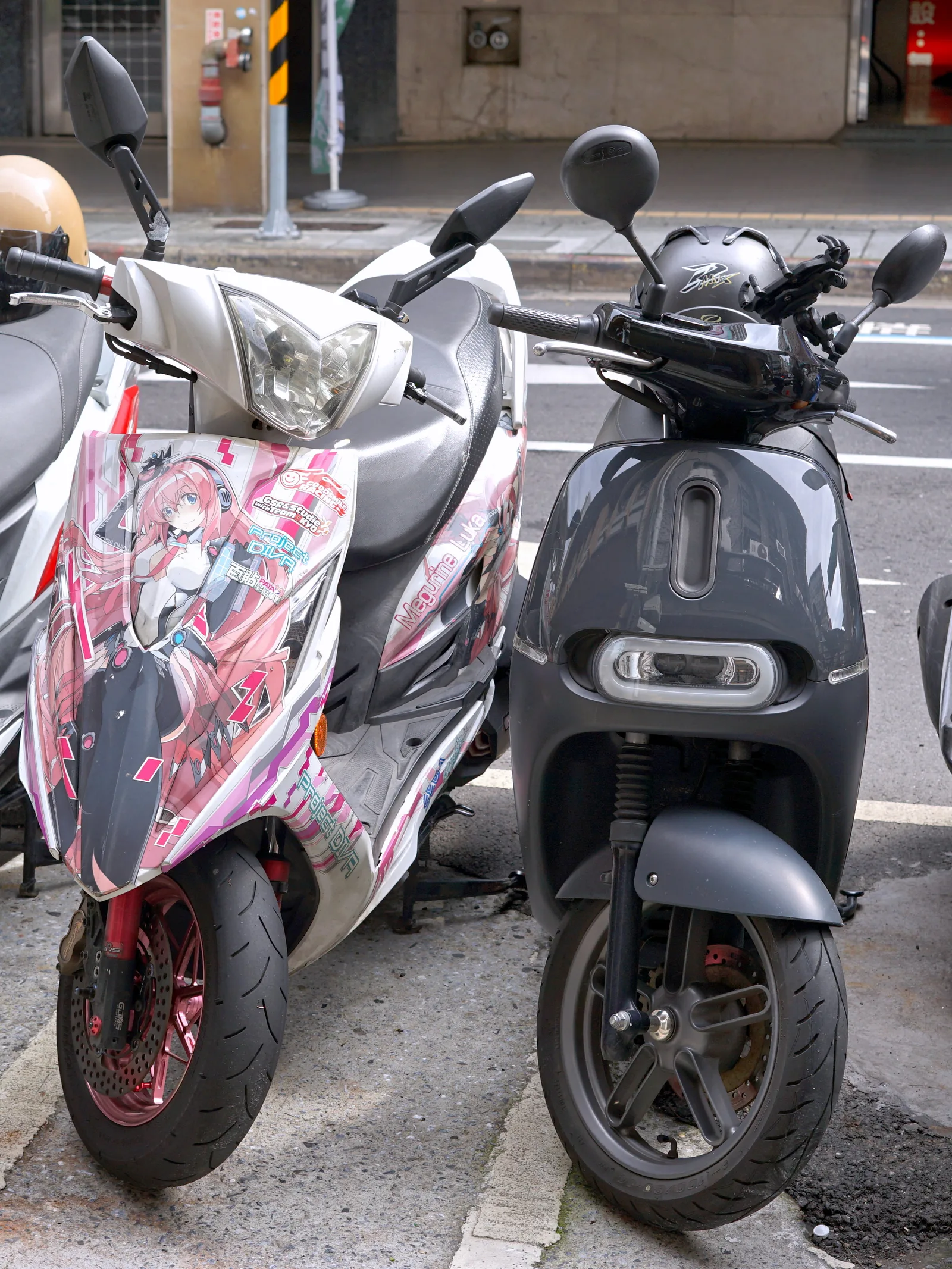 Megurine Luka itansha 182-MUF and Gogoro ENP-9858 head on Kaifeng Street 20241005