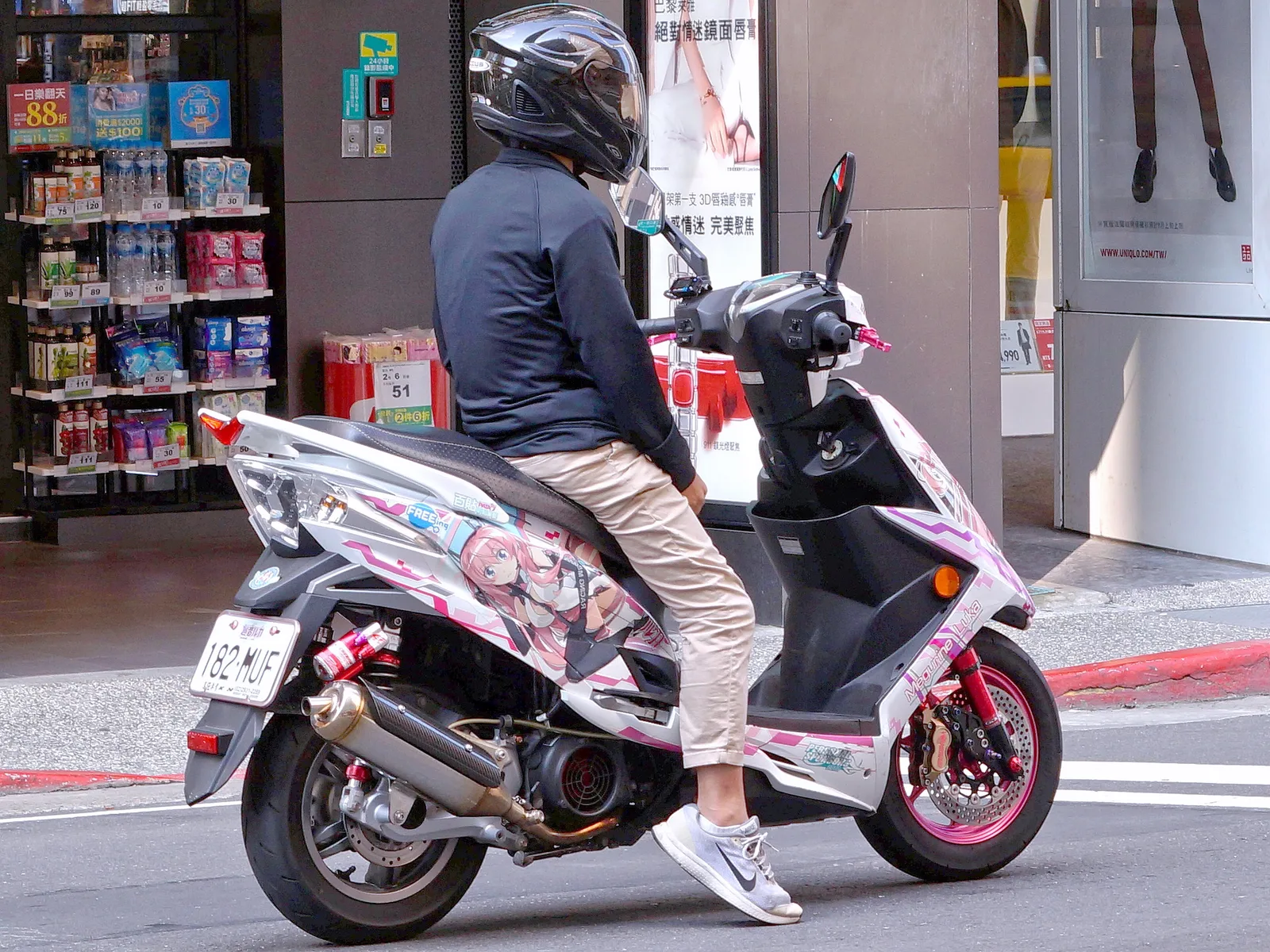 Megurine Luka itansha 182-MUF right side on Guanqian Road 20191012