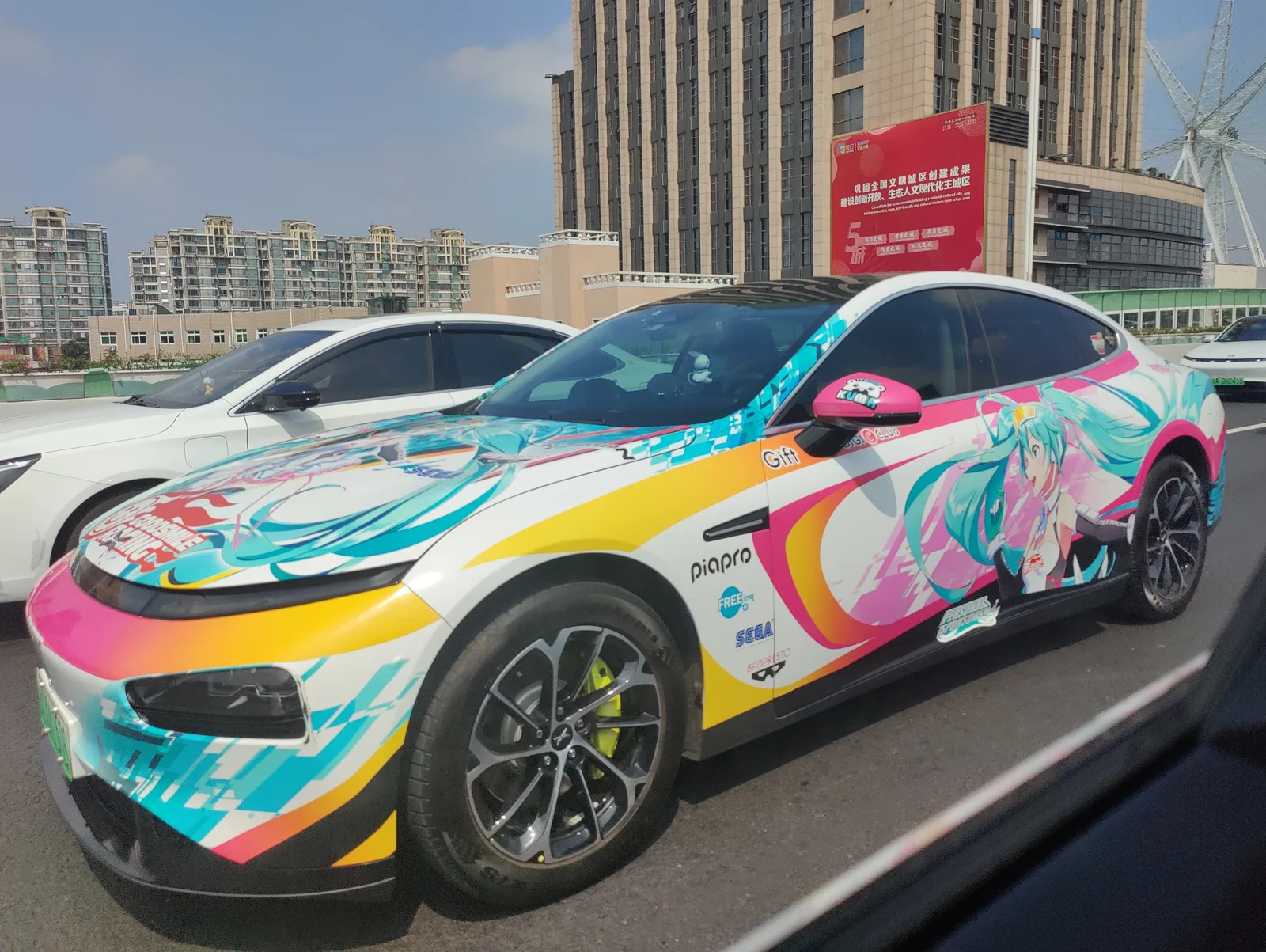 Xpeng P7 in Miku wrap 01