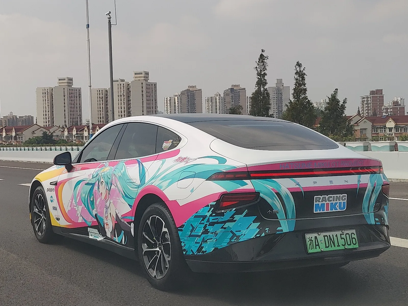 Xpeng P7 in Miku wrap 04