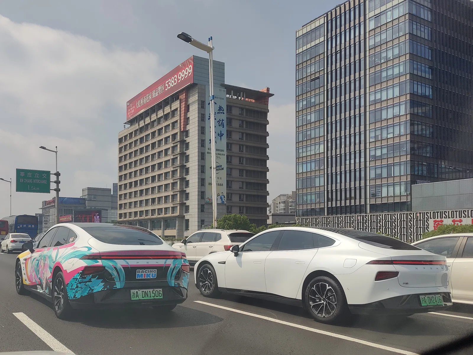 Xpeng P7 in Miku wrap 03