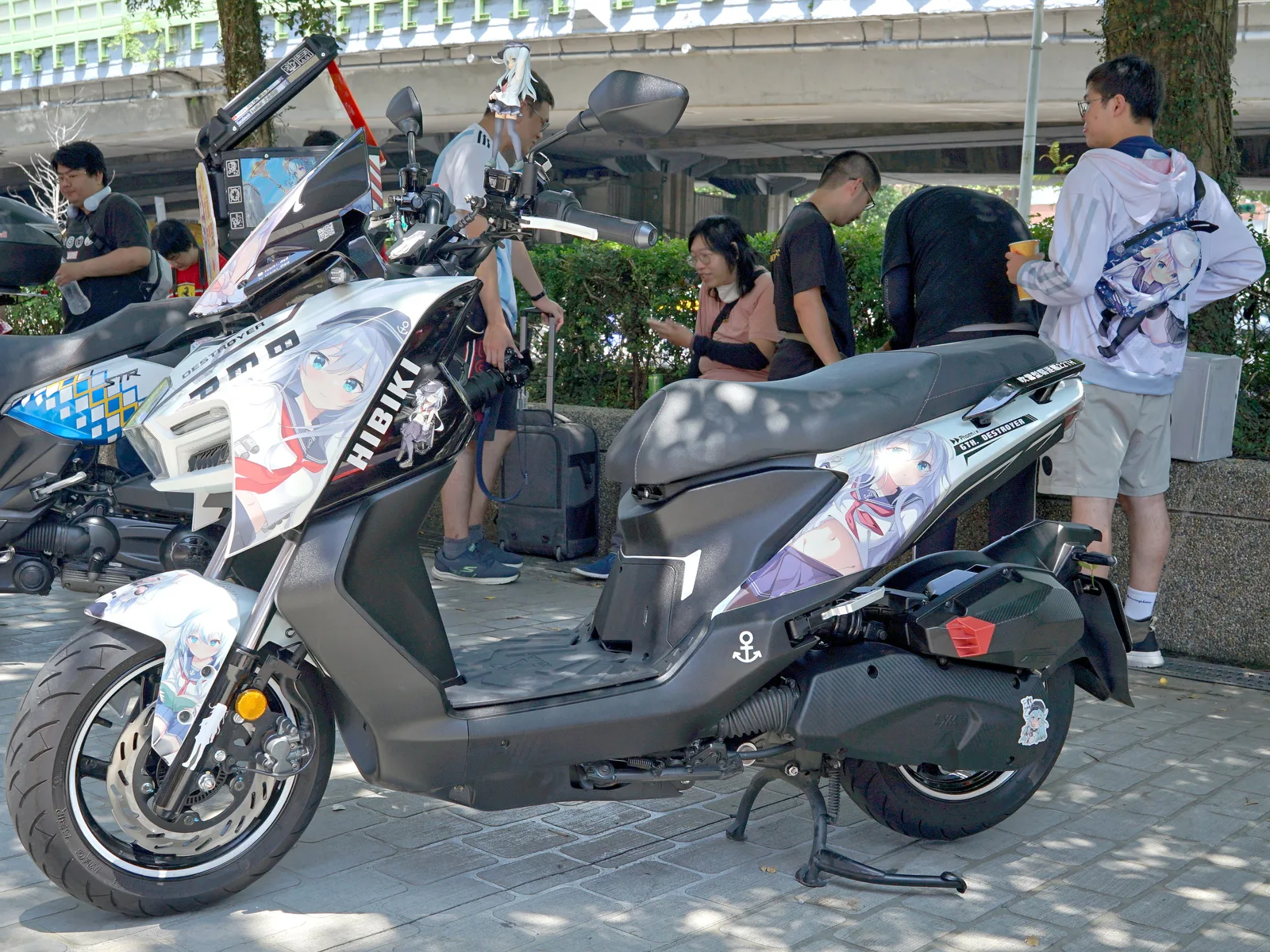 Hibiki itansha NYQ-0616 left side and its owner 20240811b