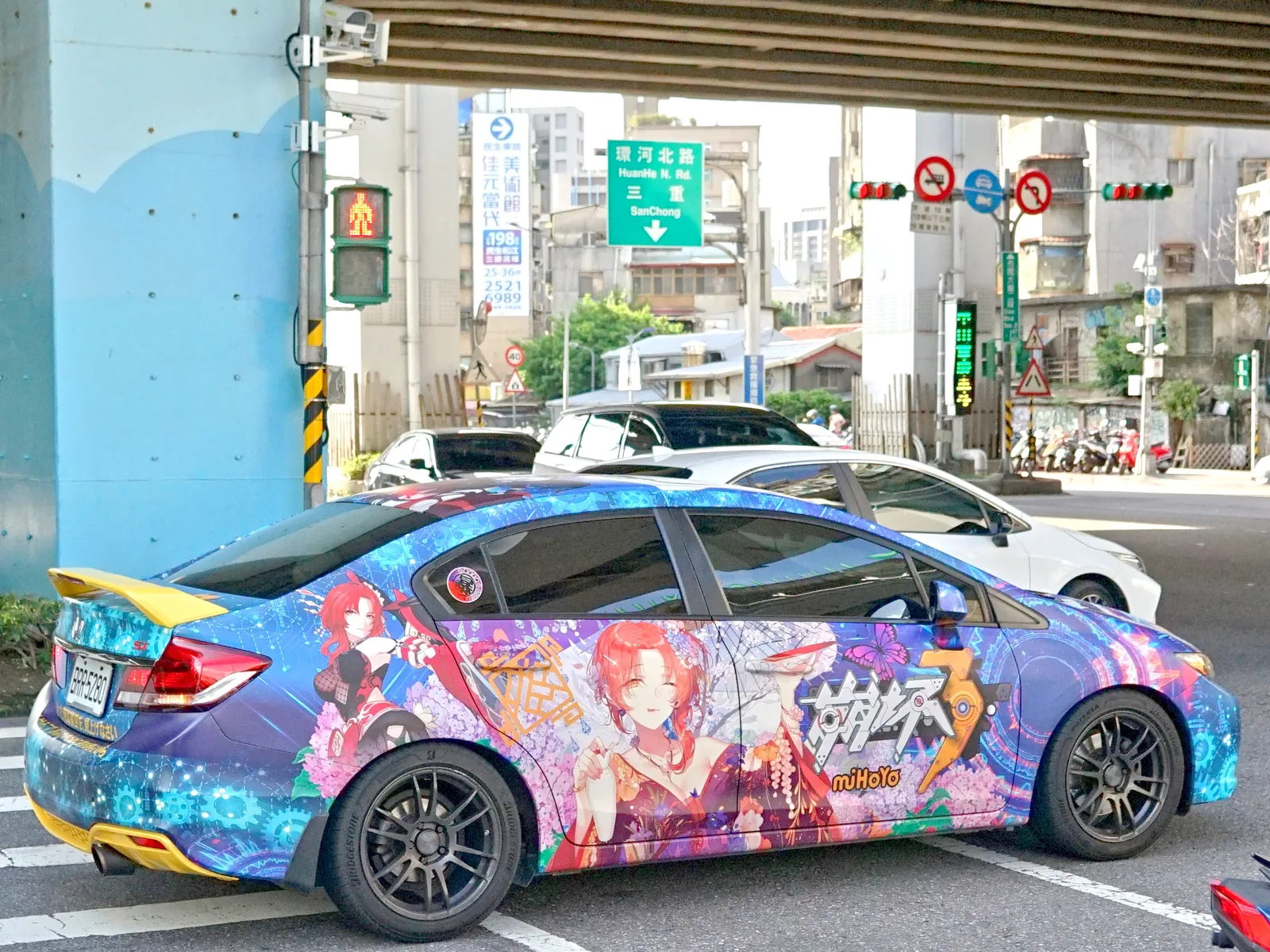 Murata Himeko itasha BRR-5280 right side and pedestrian signal on Jinshan North Road 20240928