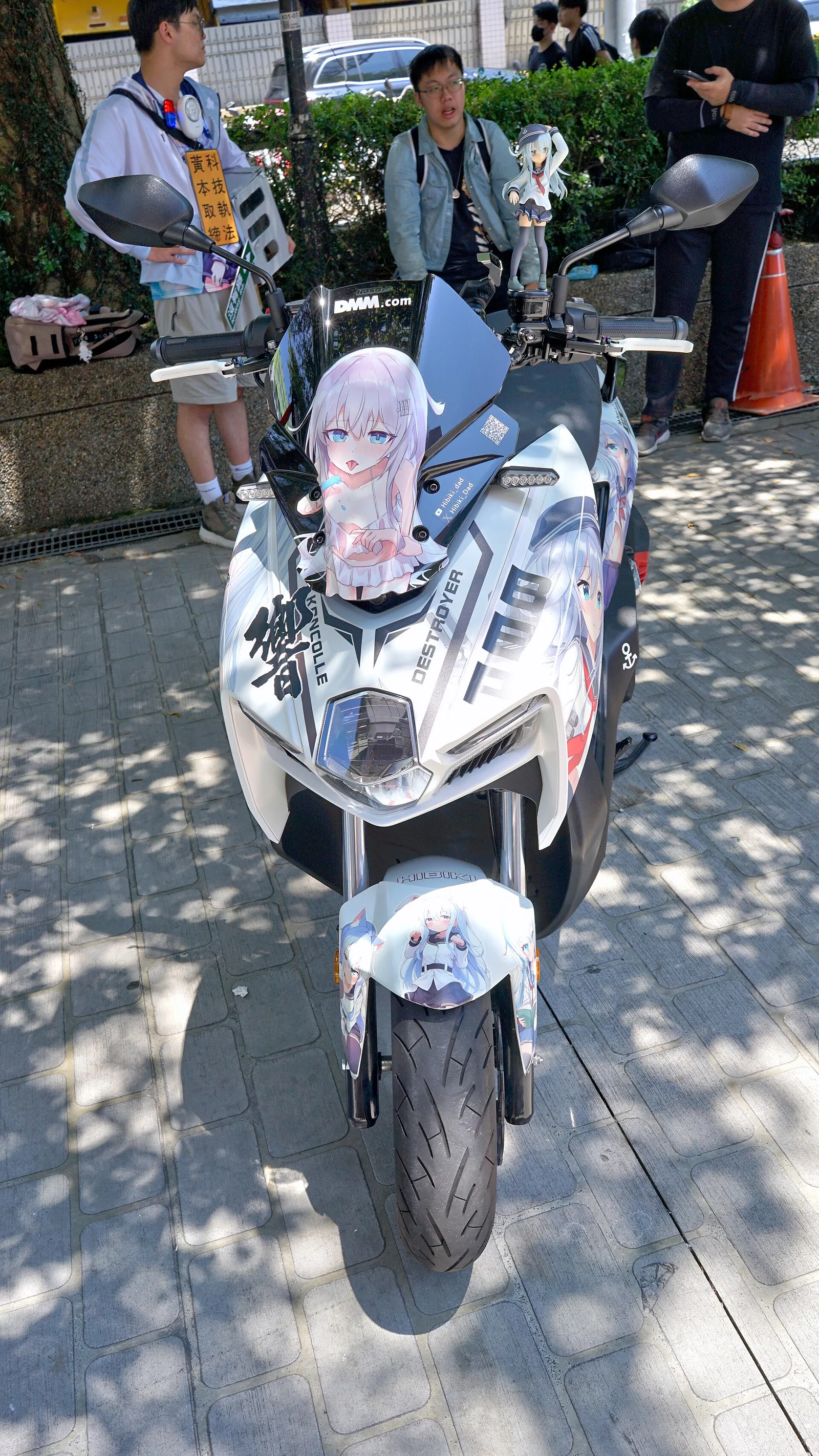 Hibiki itansha NYQ-0616 head and its owner 20240811b