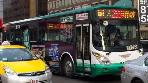 Taiwan Taxi 818-YK and San Chung Bus 630-FN at Caesar Park Taipei 20120714