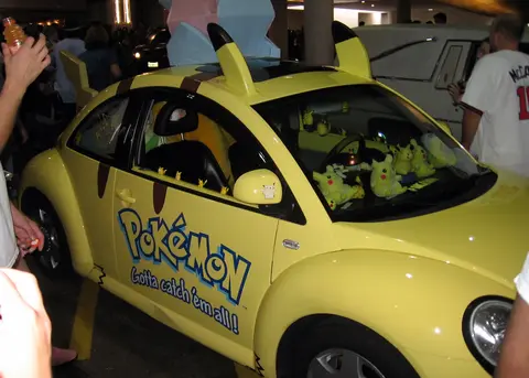 Voiture Pikachu avec Peluches