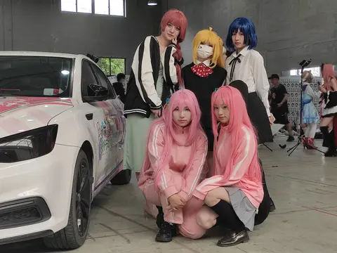 Bocchi the Rock! cosplayers
