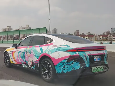 Xpeng P7 in Miku wrap 02