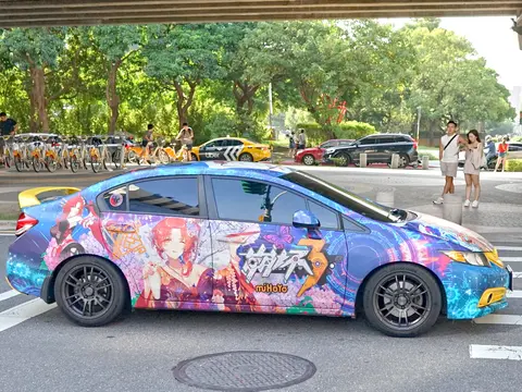 Murata Himeko itasha BRR-5280 right side and a couple on Jinshan North Road 20240928