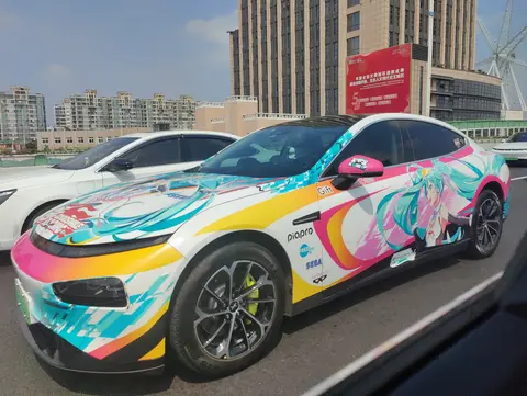 Xpeng P7 in Miku wrap 01