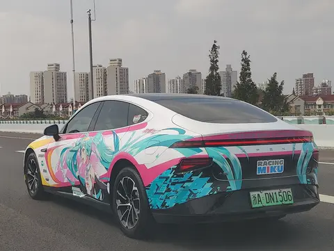 Xpeng P7 in Miku wrap 04
