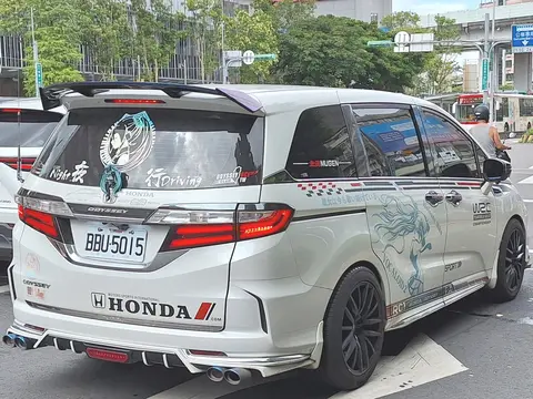 Hatsune Miku itasha BBU-5015 right side passing Xinsheng North Road side, TransGlobe Taipei Hope Square 20241019